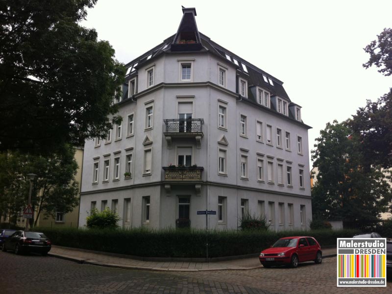 Lackierarbeiten an Fenstern eines Mehrfamilienhauses