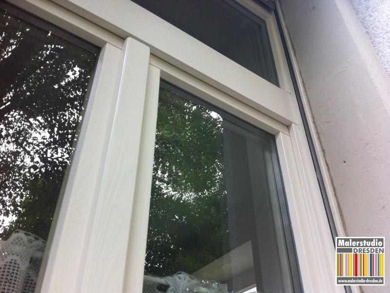 Lackierarbeiten an Fenstern eines Mehrfamilienhauses